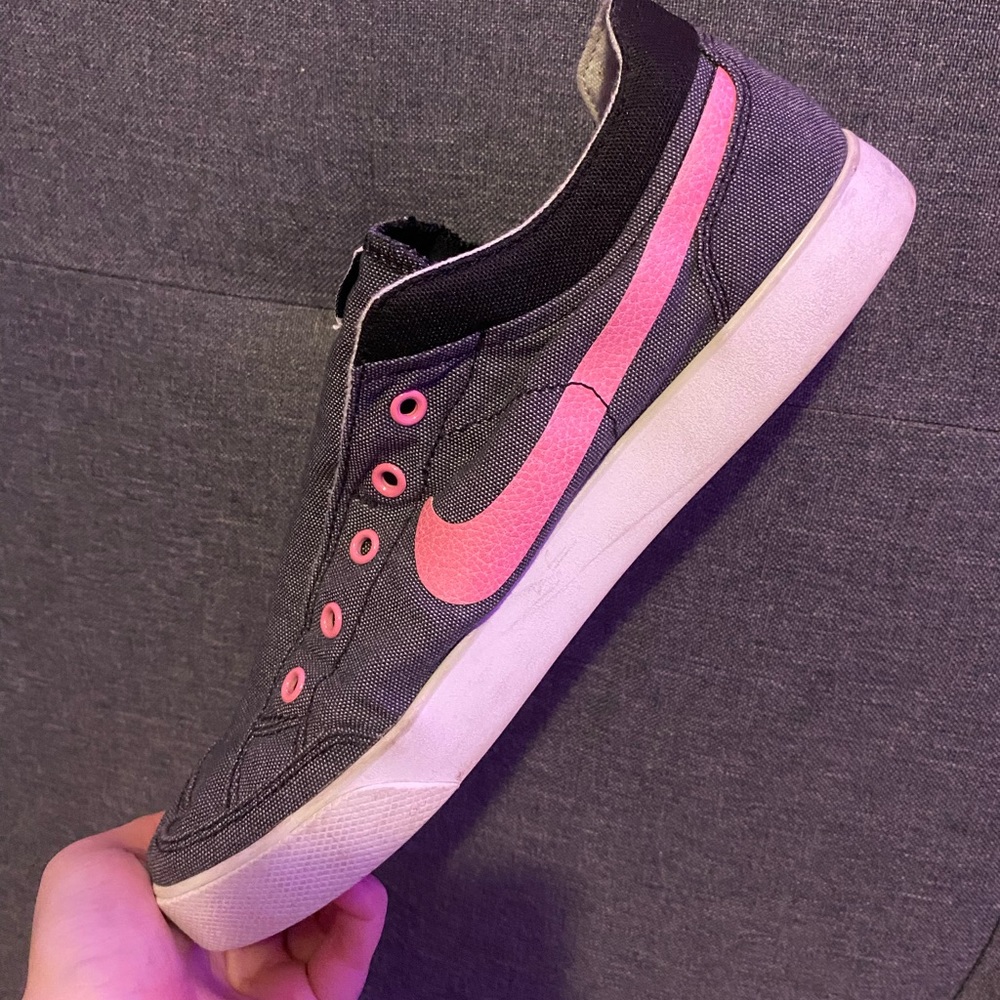 nike 8-8.5 gray and pink low slip on shoes